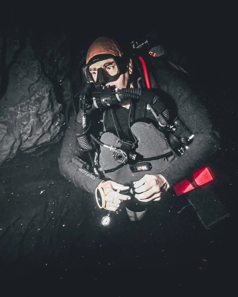 Technical diver in an overhead environment with a primary light